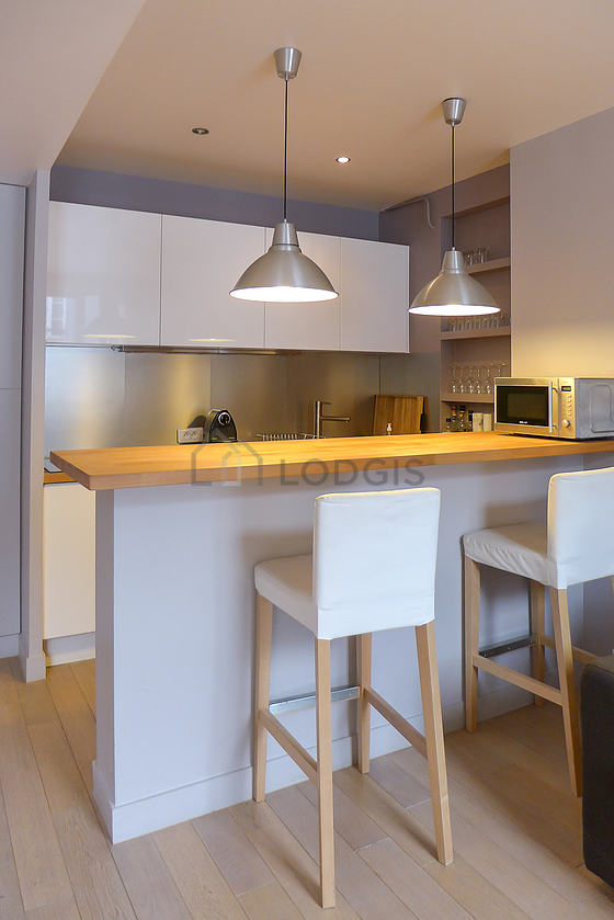 Cusine lumineuse avec fenêtres