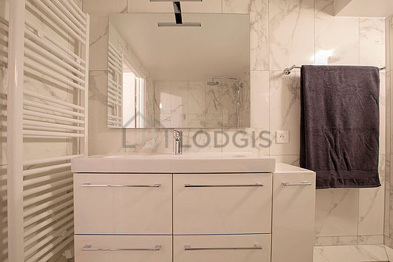 Salle de bain équipée de placard
