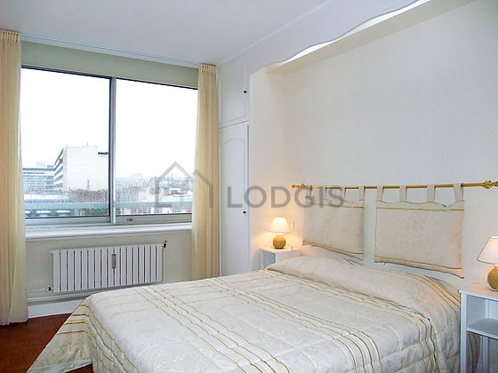 Chambre avec du parquet au sol