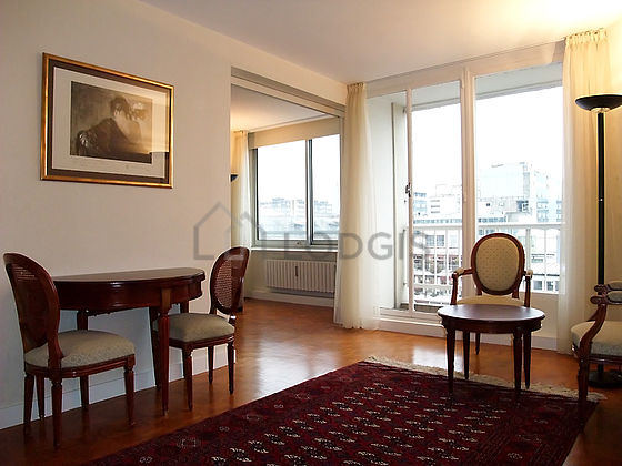 Séjour très calme équipé de télé, commode, 4 chaise(s)