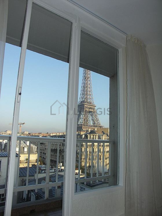 Salon avec du parquet au sol