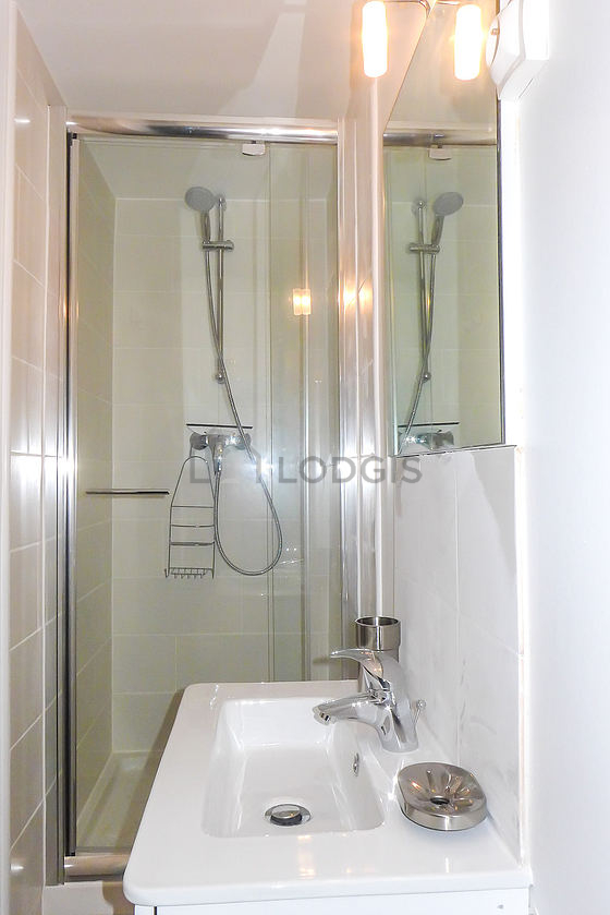 Belle salle de bain claire avec du carrelage au sol