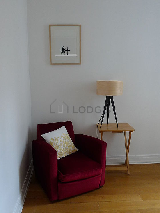 Living room of 9m² with wooden floor