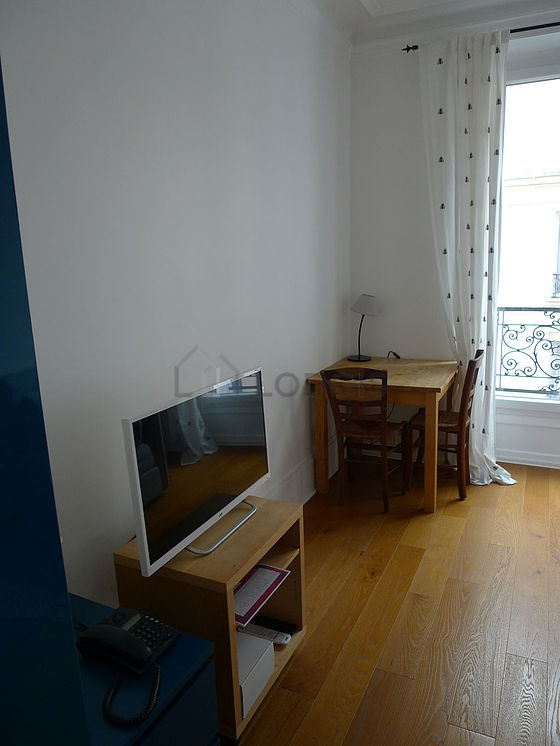 Chambre lumineuse équipée de télé, canapé, 1 fauteuil(s), 2 chaise(s)