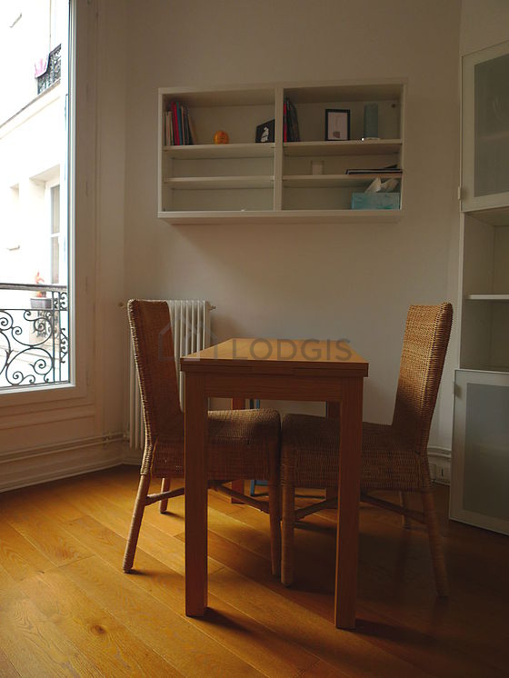 Séjour calme équipé de 1 fauteuil(s), 2 chaise(s)