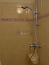 Salle de bain équipée de douche séparée