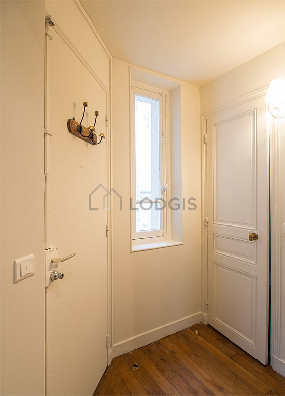 Très belle entrée avec du parquet au sol