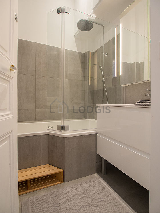 Pleasant and very bright bathroom with windows and with tile floor