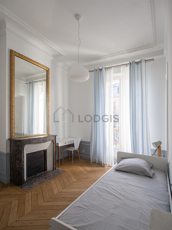 Very bright bedroom equipped with desk, wardrobe, 1 chair(s)