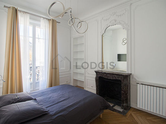 Chambre donnant sur rue