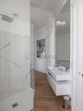 Agréable salle de bain très claire avec du parquetau sol
