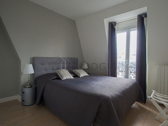 Chambre avec du parquet au sol