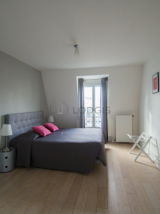 Chambre avec du parquet au sol