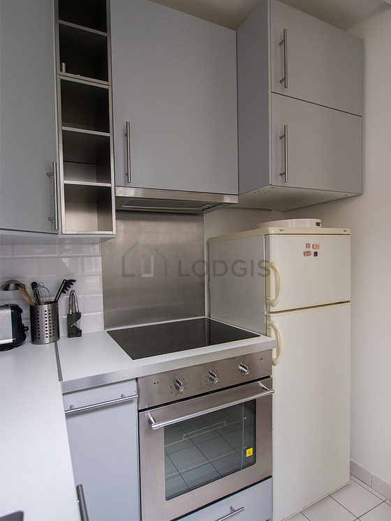 Cuisine équipée de lave vaisselle, plaques de cuisson, réfrigerateur, hotte