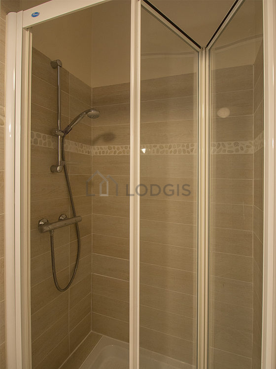 Salle de bain équipée de lave linge, serviettes de bain