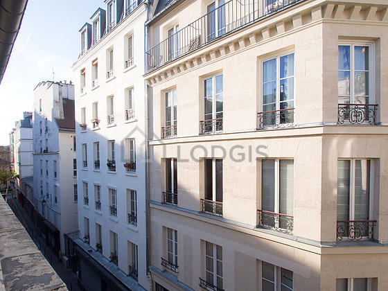 Great, very quiet and bright sitting room of an apartment in Paris