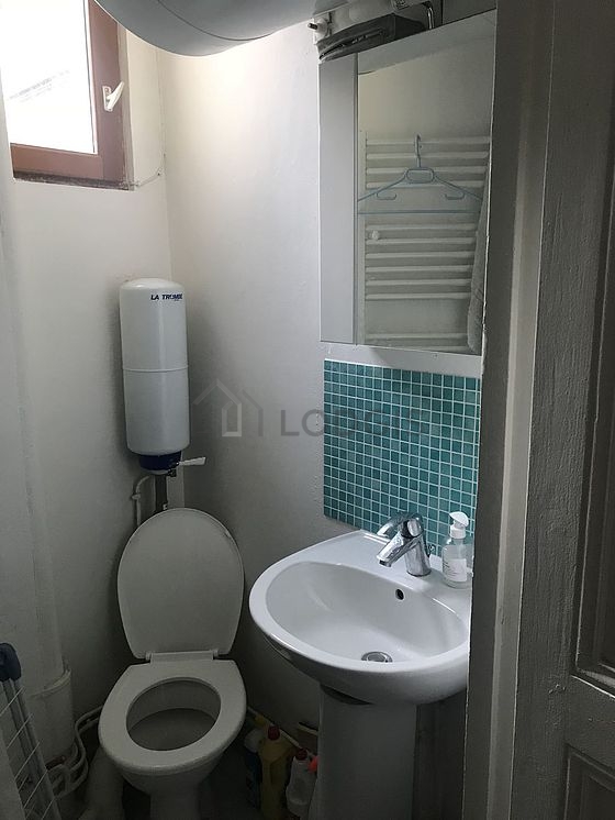 Agréable salle de bain claire avec fenêtres double vitrage et du carrelage au sol