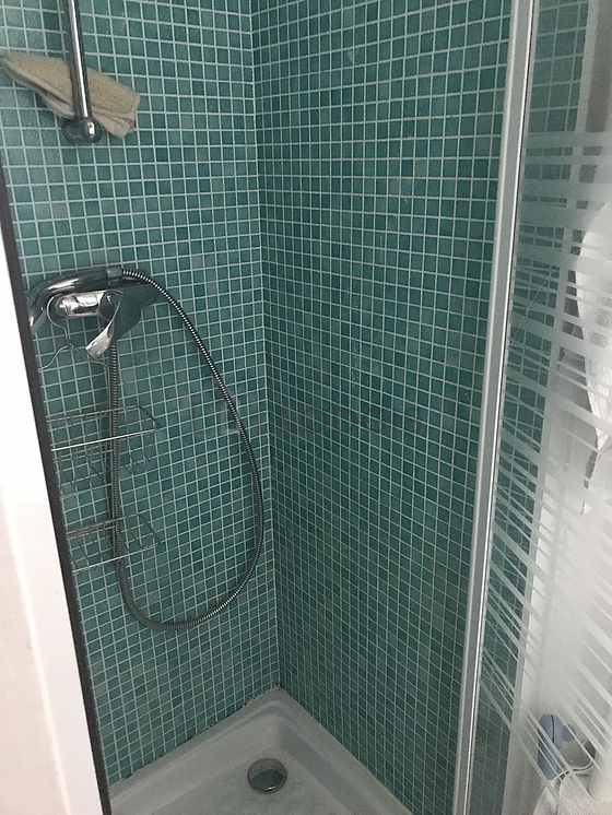 Salle de bain équipée de serviettes de bain