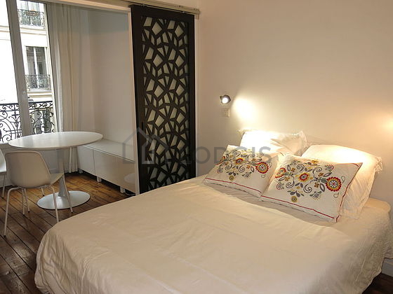 Bedroom of 9m² with wooden floor