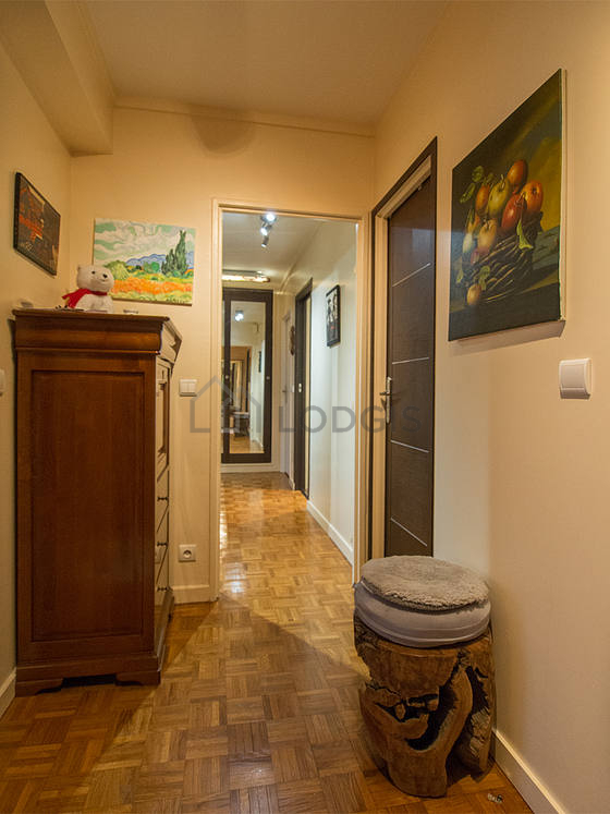 Très belle entrée avec du parquet au sol