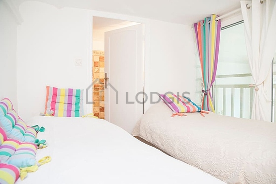 Chambre avec fenêtres