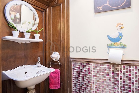 Toilettes indépendantes de la salle d'eau