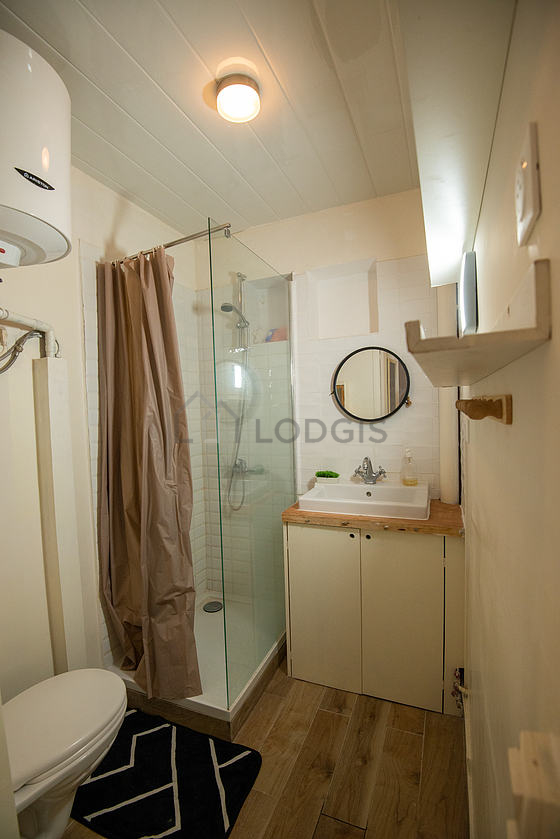 Belle salle de bain avec du parquet au sol