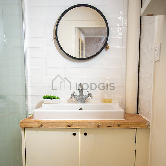 Salle de bain équipée de etagère
