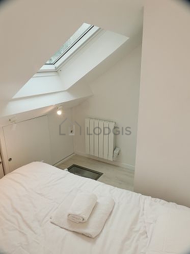 Chambre avec fenêtres
