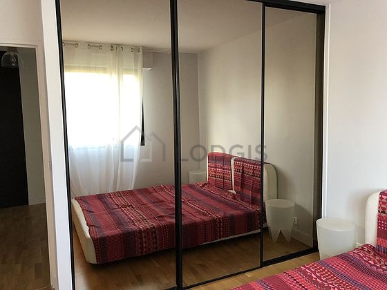 Chambre avec du parquet au sol
