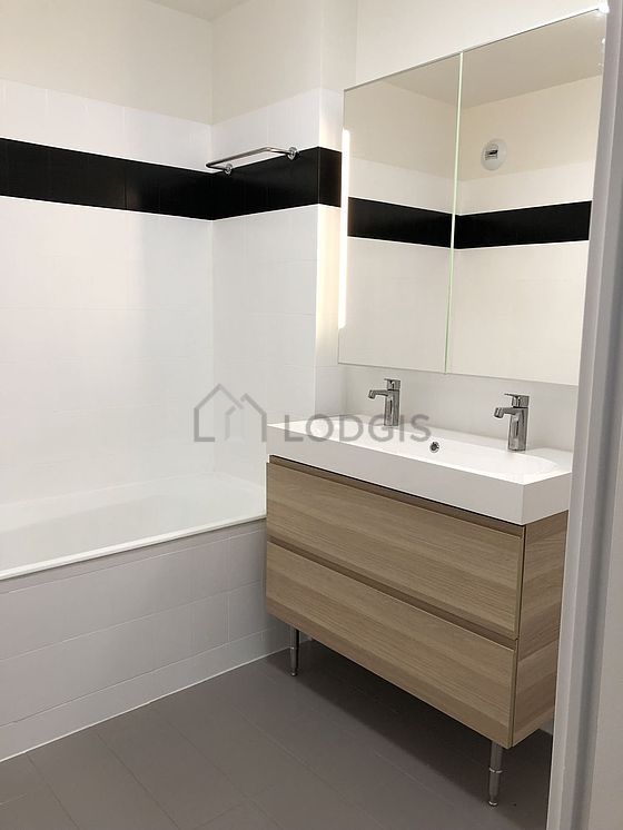 Agréable salle de bain très claire avec du carrelage au sol