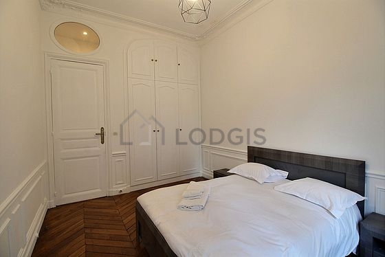 Chambre avec fenêtres