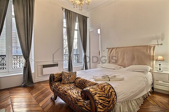 Chambre avec du parquet au sol