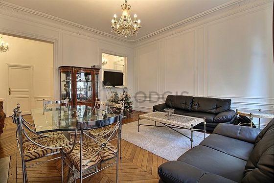 Salon avec du parquet au sol