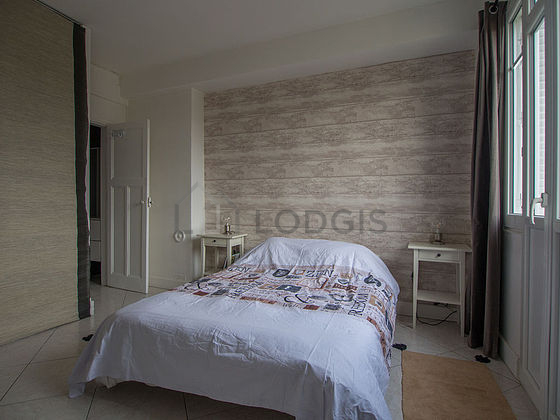Bedroom of 13m² with tile floor