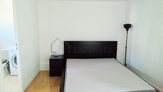 Chambre avec du parquet au sol
