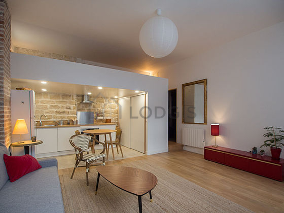 Salon avec du parquet au sol