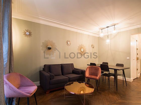 Séjour très calme équipé de 1 canapé(s) lit(s) de 140cm, télé, 2 fauteuil(s), 1 chaise(s)
