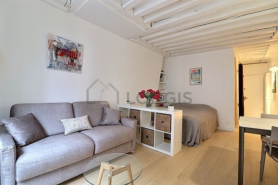 Séjour très calme équipé de 1 lit(s) de 140cm, télé, 2 chaise(s)