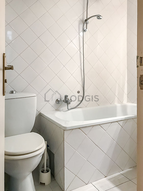 Belle salle de bain claire avec du carrelage au sol