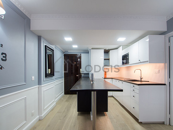 Cuisine équipée de lave vaisselle, plaques de cuisson, réfrigerateur, vaisselle