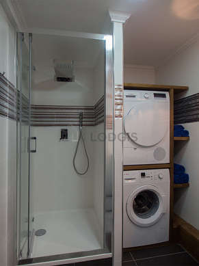 Bathroom equipped with washing machine, dryer, bath towels