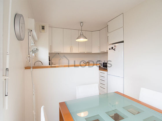 Cuisine dînatoire pour 6 personne(s) équipée de lave vaisselle, plaques de cuisson, réfrigerateur, vaisselle
