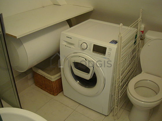 Salle de bain équipée de lave linge, serviettes de bain