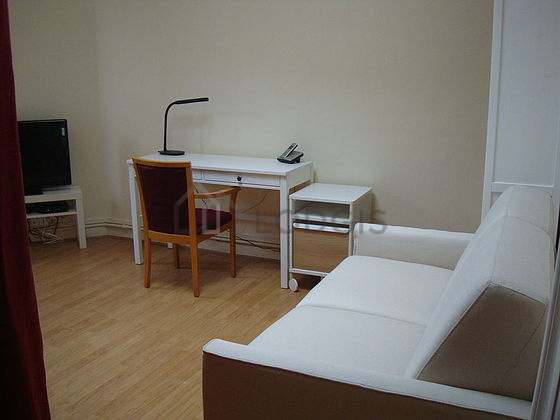 Séjour très calme équipé de 1 canapé(s) lit(s) de 120cm, télé, penderie, 1 chaise(s)