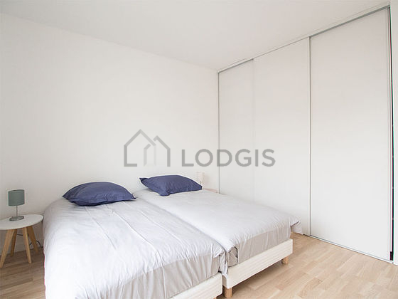 Chambre avec fenêtres donnant sur rue