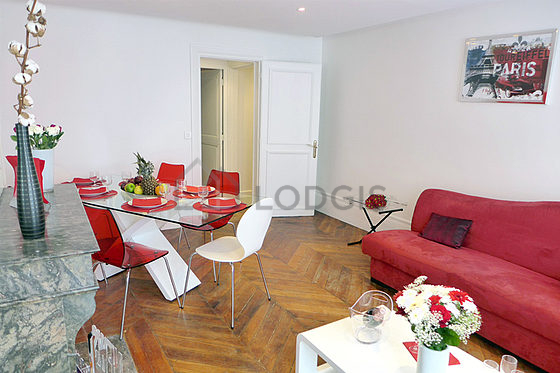 Séjour très calme équipé de 1 canapé(s) lit(s) de 140cm, télé, lecteur de dvd, 1 chaise(s)