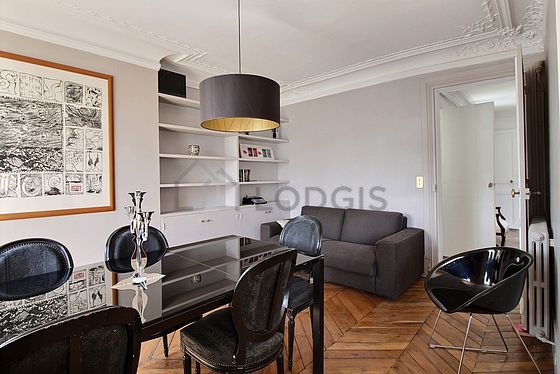 Salle à manger avec fenêtres