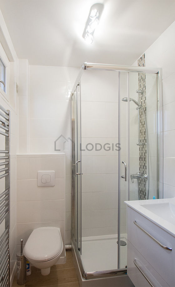 Agréable salle de bain claire avec fenêtres double vitrage et du carrelage au sol