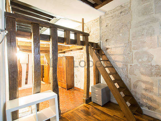Mezzanine with a high ceiling with woodenfloor